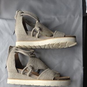 Women’s Taupe Diba True Platform Sandals Sz 7.5